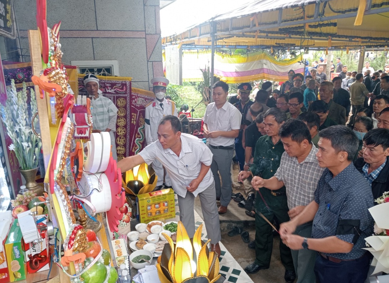 Thành viên và nhân dân thắp hương 1